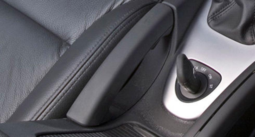 Frågeställaren äger en Saab 9-3 Aero från 2009 och undrar om det finns risk att handbromsen fryser fast vintertid.