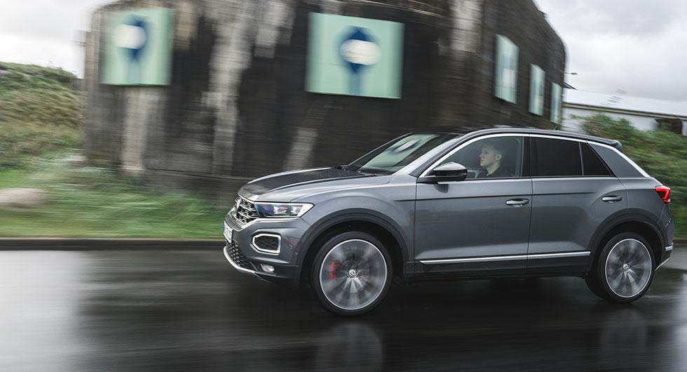 För första gången kan taket på en Volkswagen lackas i avvikande färg (8 600 kr). De runda varselljusen fungerar också som blinkers.