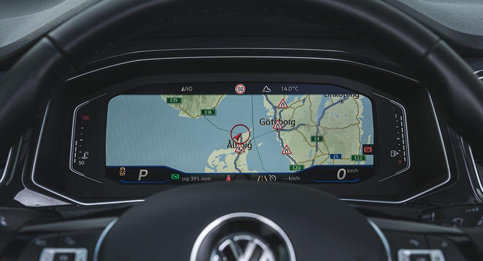 GPS:n (8 900 kr) kan vecklas ut över hela den digitala instrumenttavlan (4 800 kr).