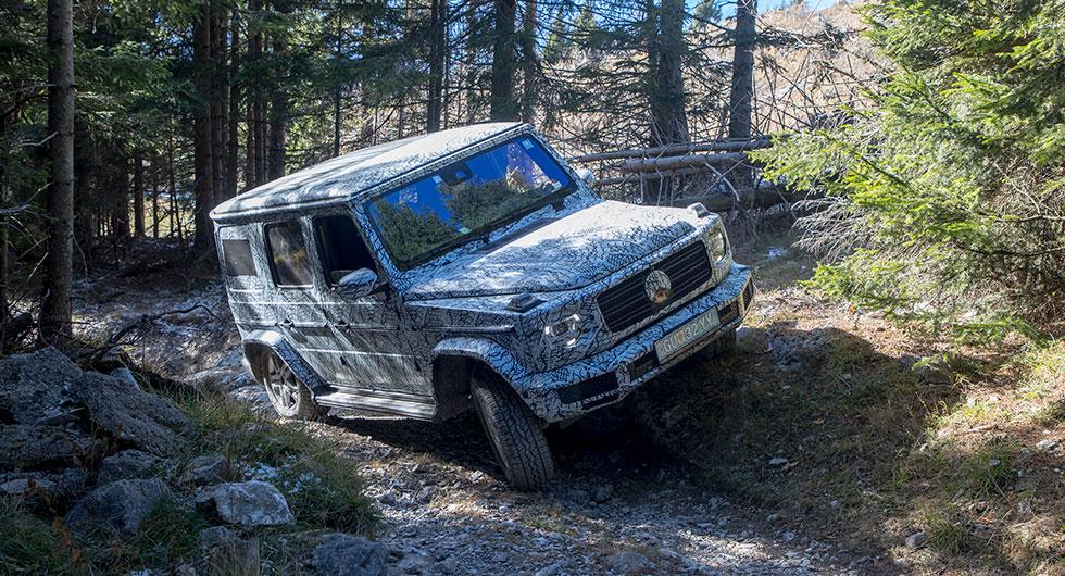 Kamouflerad G-klass tar sig an terrängen