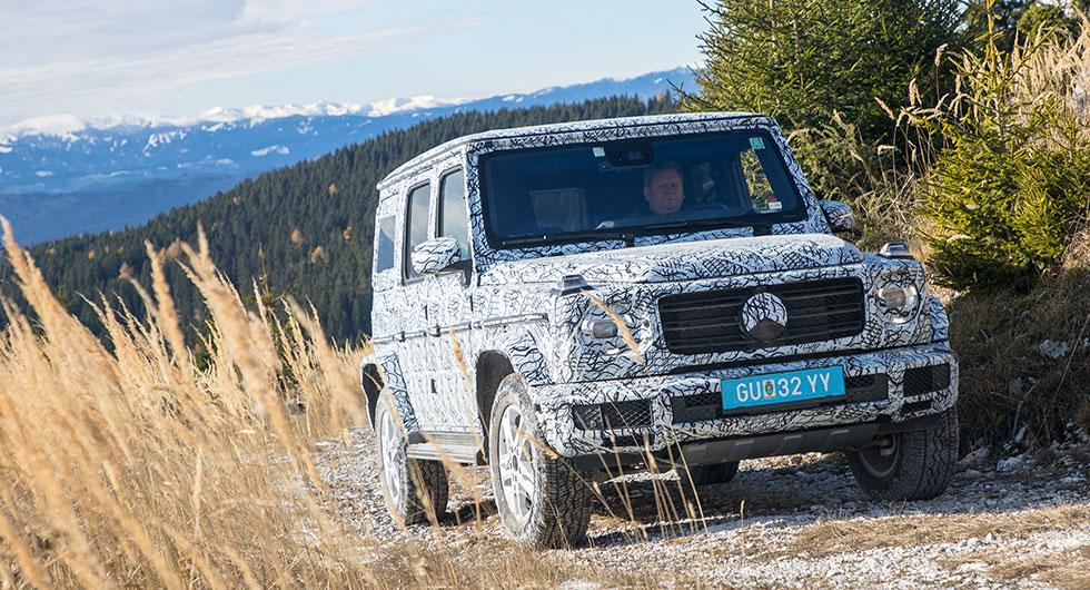 Kamouflerad G-klass tar sig an terrängen