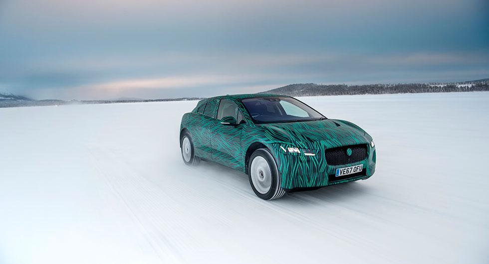 Jaguar I-Pace laddar på trekvart