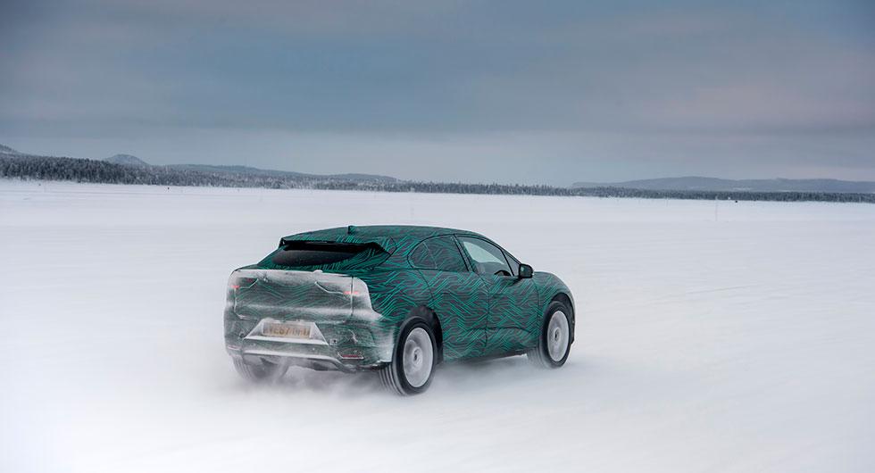 Jaguar I-Pace laddar på trekvart