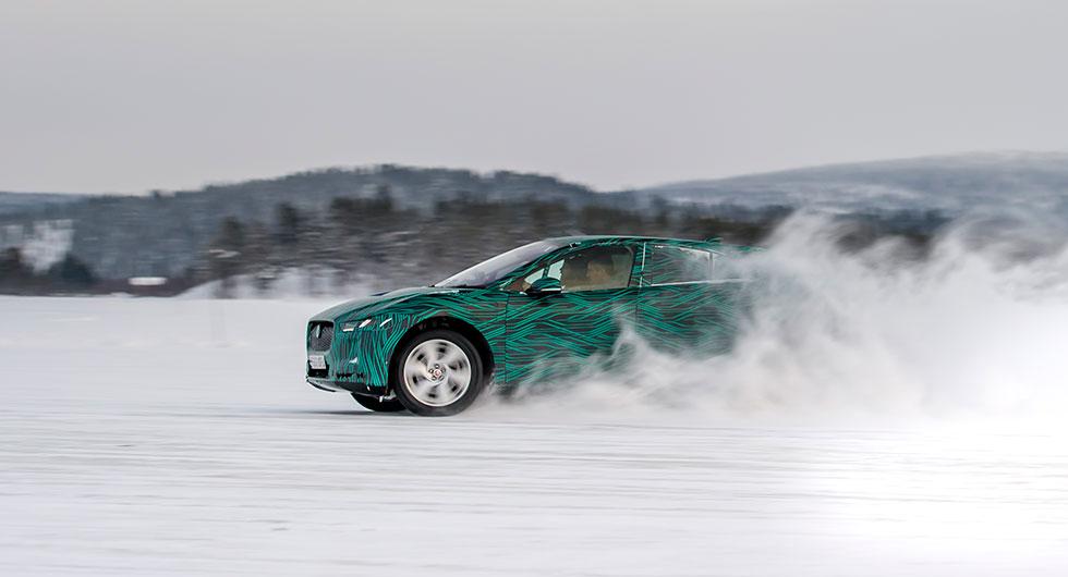 Jaguar I-Pace laddar på trekvart