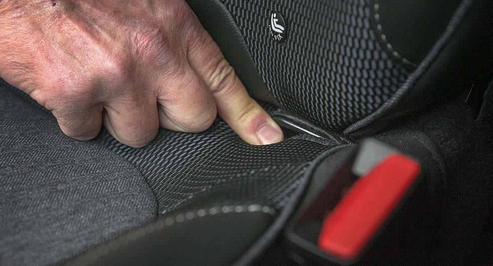 Krav på montering av Isofix i bilar kom 2004. Det går inte att eftermontera i en bil som inte har isofix.