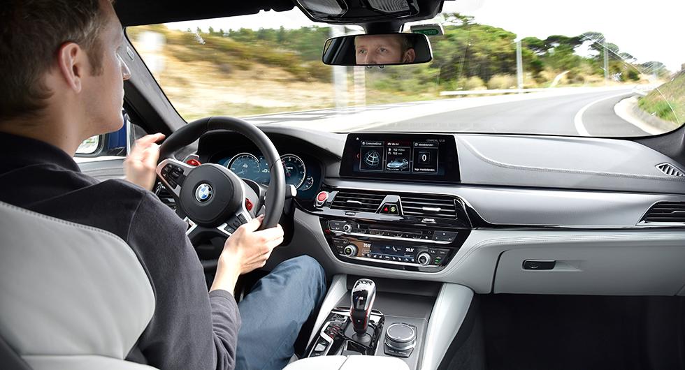 Precis som i vanliga 5-serien: snyggt, logiskt och bekant om man kört BMW på senare år.