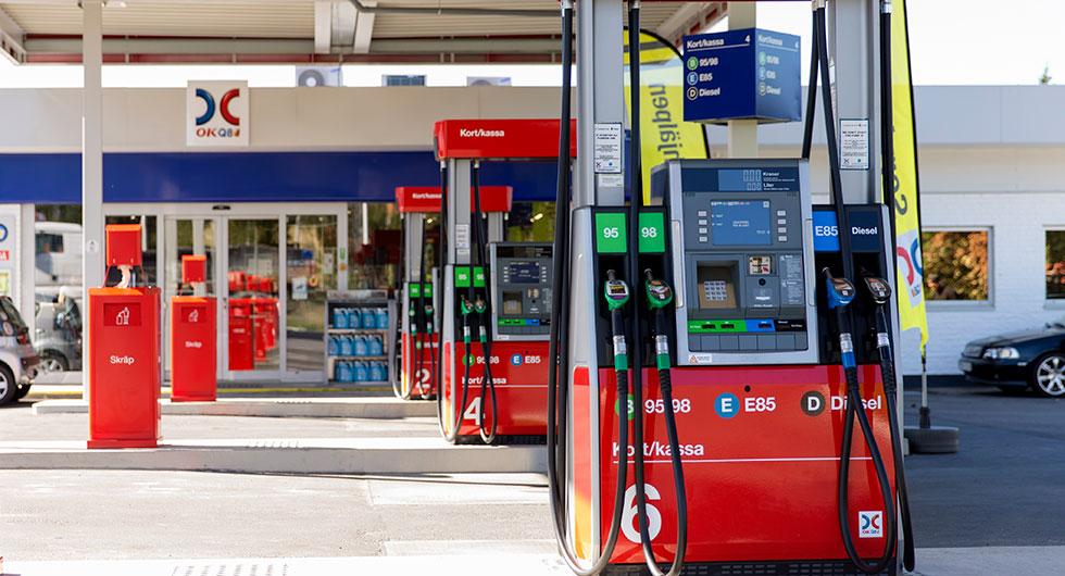 Frågeställaren undrar hur många drivmedelsstationer i Sverige som har system installerade som återför bensinångorna vid tankning.