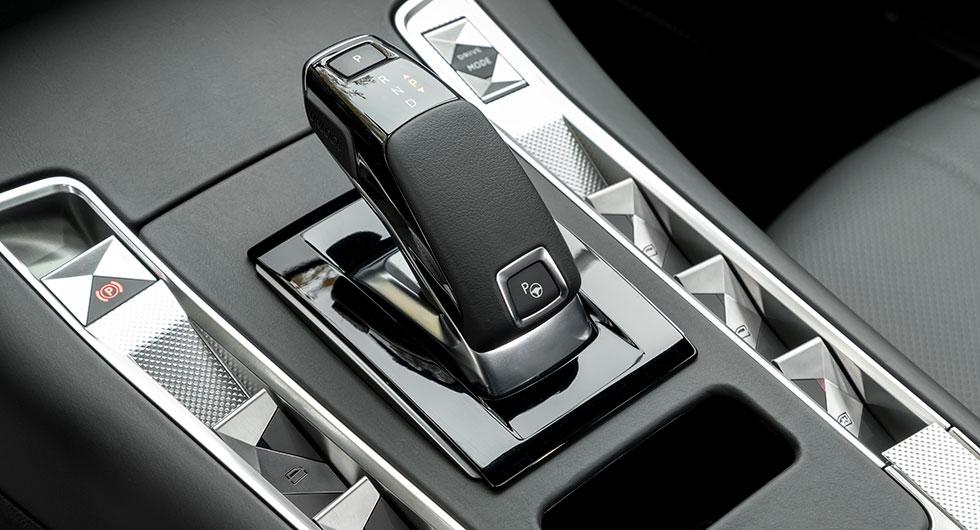 Växelväljaren känner vi igen från Peugeot 3008.