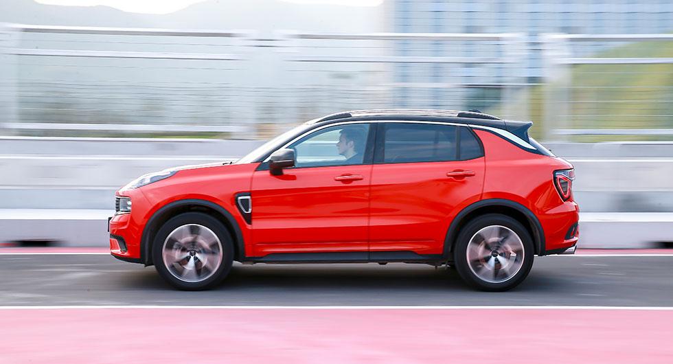 Annorlunda design men byggd med samma delar som Volvo XC40. Blafforna på framskärmarna är ren dekoration.