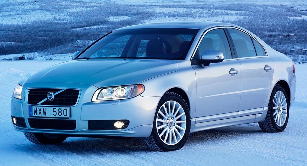 Frågeställaren har en Volvo S80 från 2007 och undrar om den kan ha smalare däck vintertid.