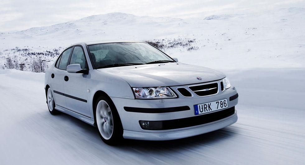 Frågeställaren undrar hur länge kamkedjan på en Saab 9-3 Aero från 2009 håller och vad det kostar att byta.