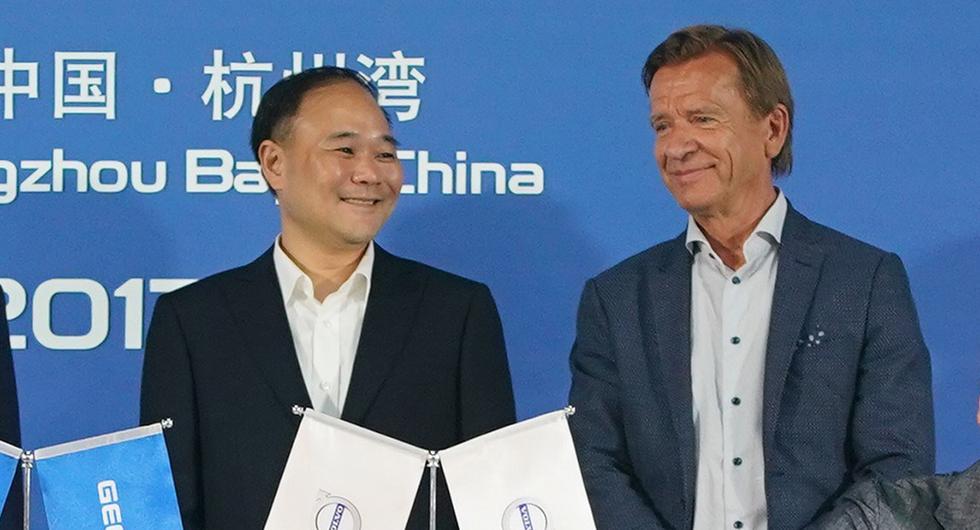 Li Shufu (till vänster), vars aktieköp i Mercedes ägare Daimler, har gjort att Volvo Cars vd Håkan Samuelsson (till höger) inte rekommenderas att sitta kvar i styrelsen för Volvos lastbilsverksamhet, då det är en direkt konkurrent till Daimlers lastbilar.
