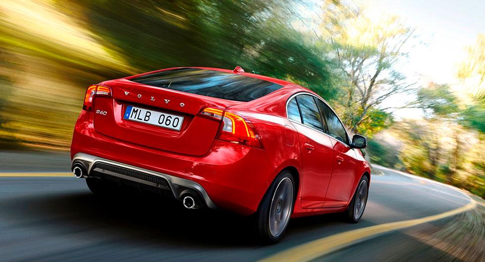 Frågeställaren har problem med att bilbatteriet laddar ur i sin Volvo S60 från 2014.