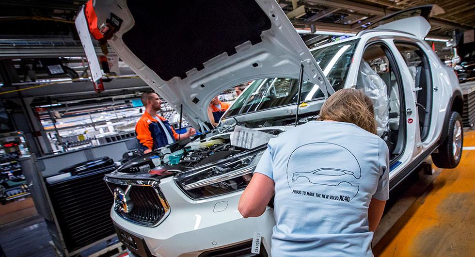 Nya småsuven Volvo XC40 byggs ihop i fabriken i Gent, Belgien.