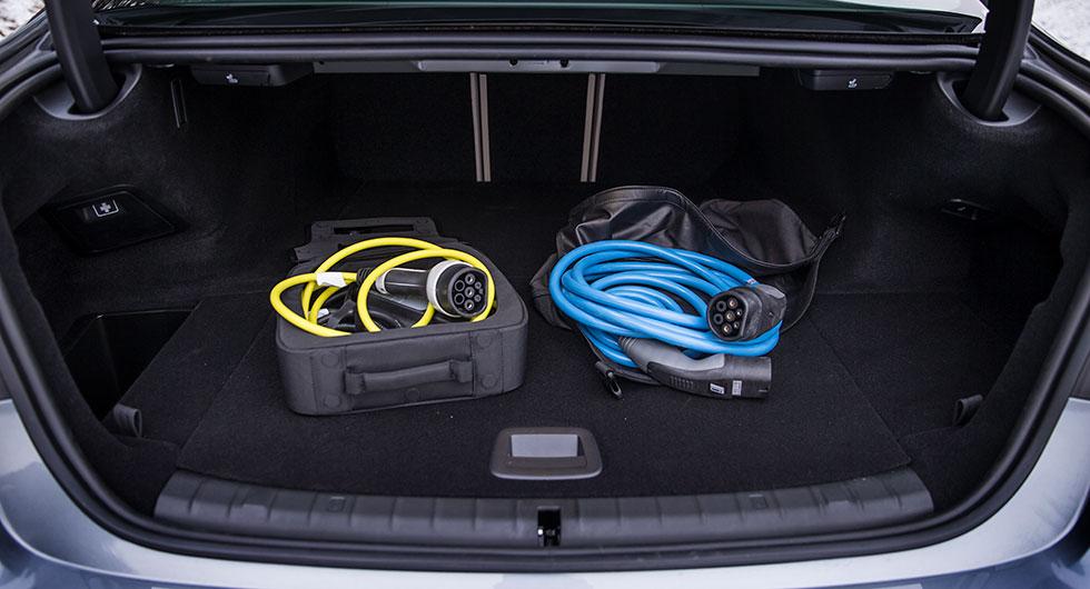 Laddhybridkonverteringen har kostat 130 liter bagageutrymme. Dessutom tar kablarna en del plats.