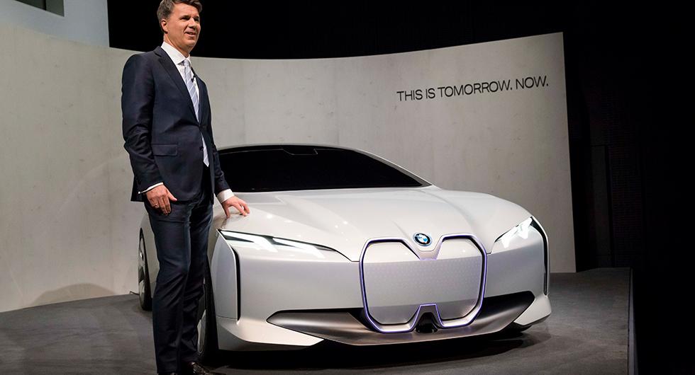 BMW:s chef Harald Krüger poserar tillsammans med ett koncept på kommande elbilen i4 i samband med biltillverkarens årliga presskonferens.