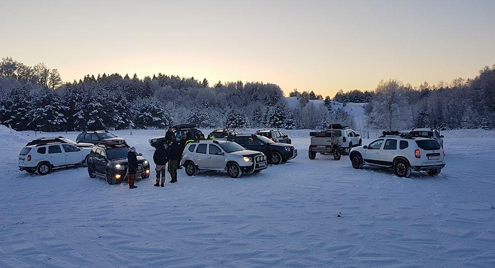 Duster-entusiaster på skogstur