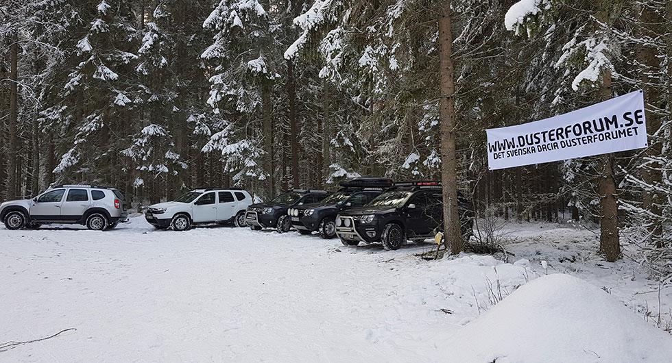 Duster-entusiaster på skogstur