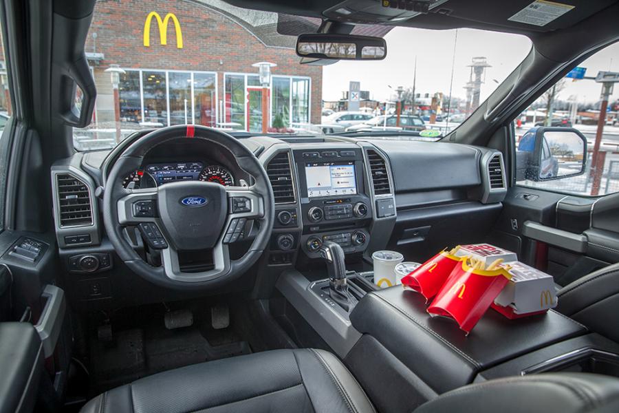 Dörrhandtagen, växelväljaren, speglarna - allt är stort på Ford F-150. Två snabbmatsmenyer på mittarmstödet, inga problem!