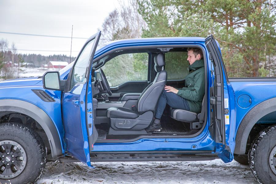 Trots jättestorleken är baksätet tajt. Vill man ha mer utrymme och "riktiga" bakdörrar finns den 30 cm förlängda versionen Supercrew.