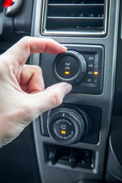 Med vredet till höger om ratten ställer man in fyrhjulsdriften och väljer hög- eller lågväxel.
