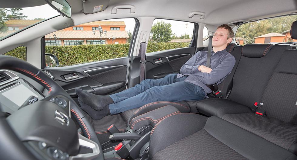 Vik passagerarstolen och sträck ut benen - en schäslong!