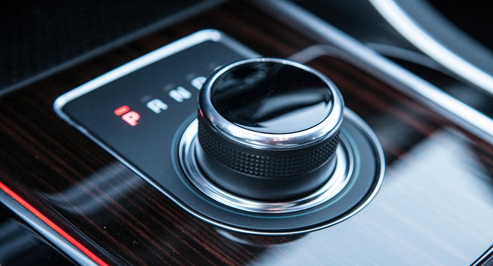 Frågeställaren upplever att de som kör automatväxlade bilar kör lugnare och tycker att den som kört upp för automatlåda även borde få köra manuellt växlade bilar.