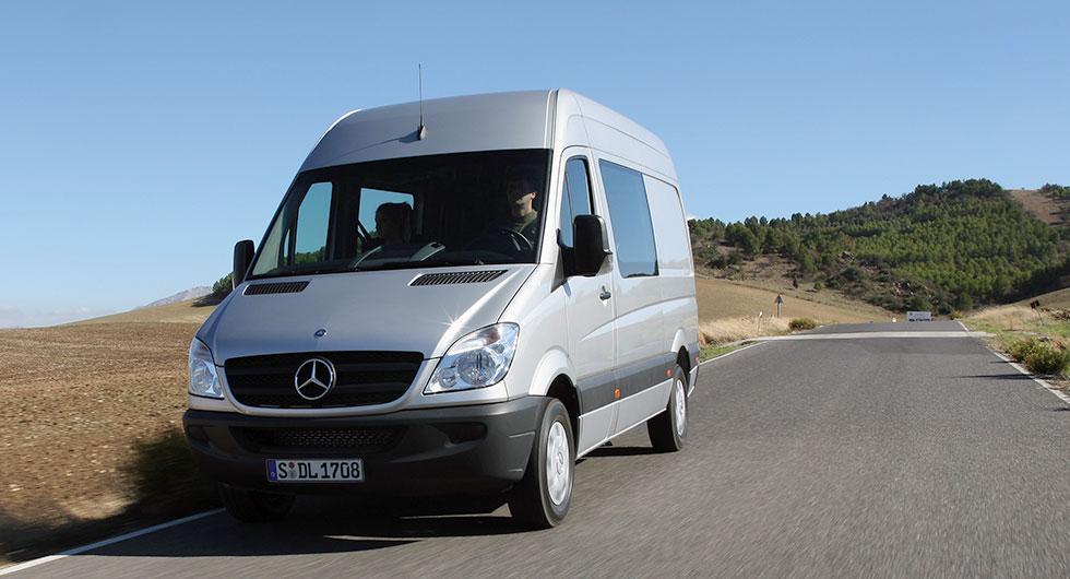 Frågeställaren har en Mercedes Sprinter och upplever att automatlådan byter till högre växel för fort.