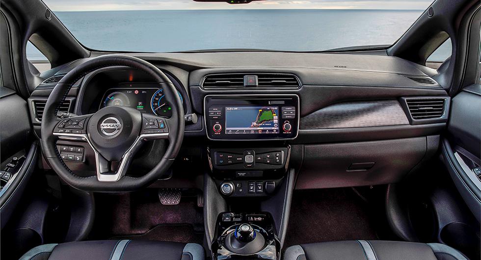 Nissan har valt att behålla fysiska knappar istället för att gömma funktionerna i pekskärmens menyer.