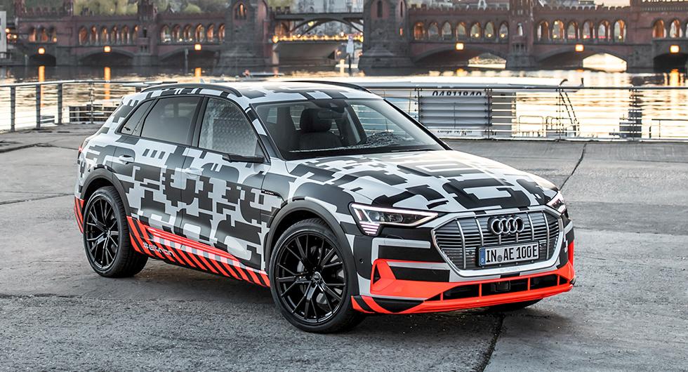 Fortfarande maskerad. I augusti presenteras Audi E-tron utan kamouflage och i början av 2019 ska de första bilarna levereras.