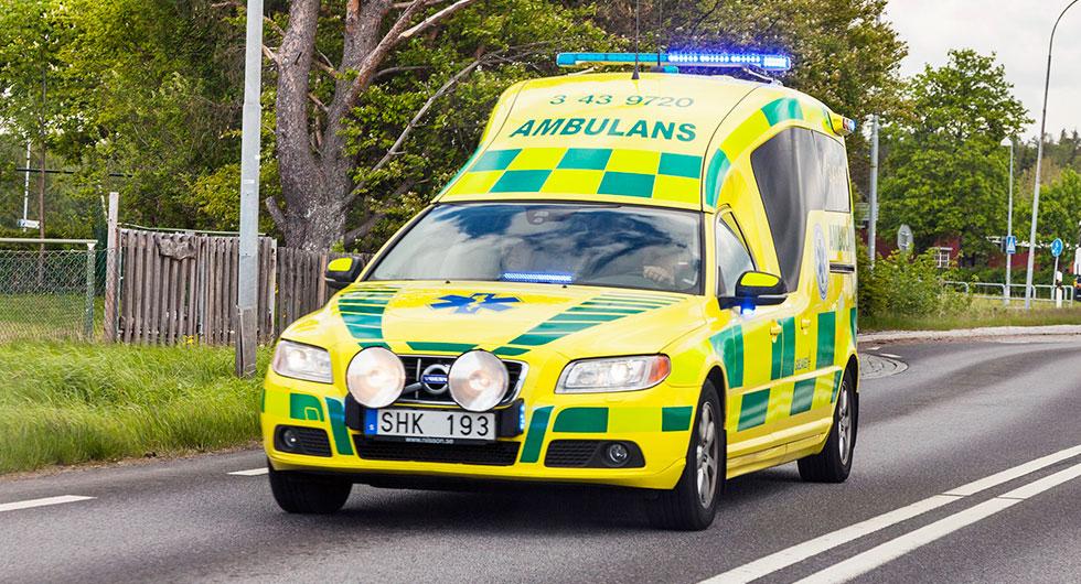 Ambulanspersonal övar utryckning i simulator