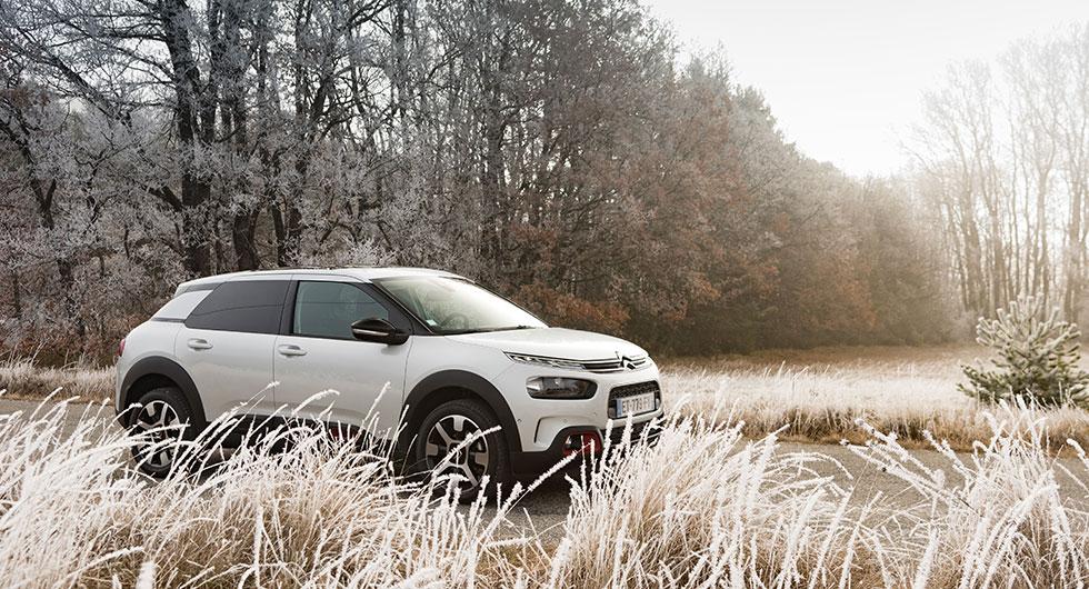 Hjulhus och skärmkanter ger viss likhet med crossovers. Men från Citroën uppges att man vill förstärka identiteten bland kompakta kombisedaner. Komfort står åter högst på listan.