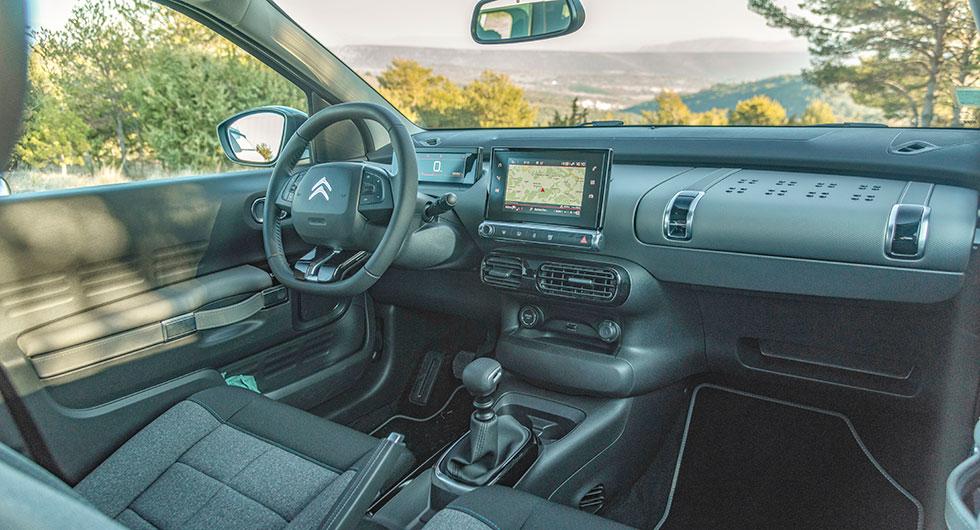 Nya C4 Cactus har förbättrats med ratt som är justerbar både i höjd- och längsled. Stolarna ger bättre stadga, sexväxlad manuell låda är standard och baksätet är delbart men bara i de två dyrare versionerna.