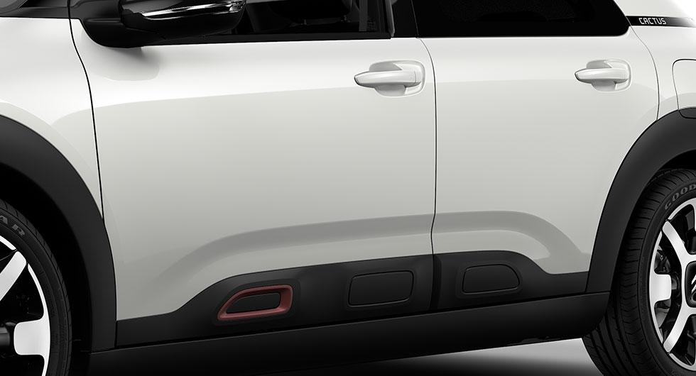 De tidigare så markant placerade ”airbumpsen” har nu halkat ner till dörrarnas nederkant. Nya C4 Cactus är kanske snyggare men är utan dörrskydd.