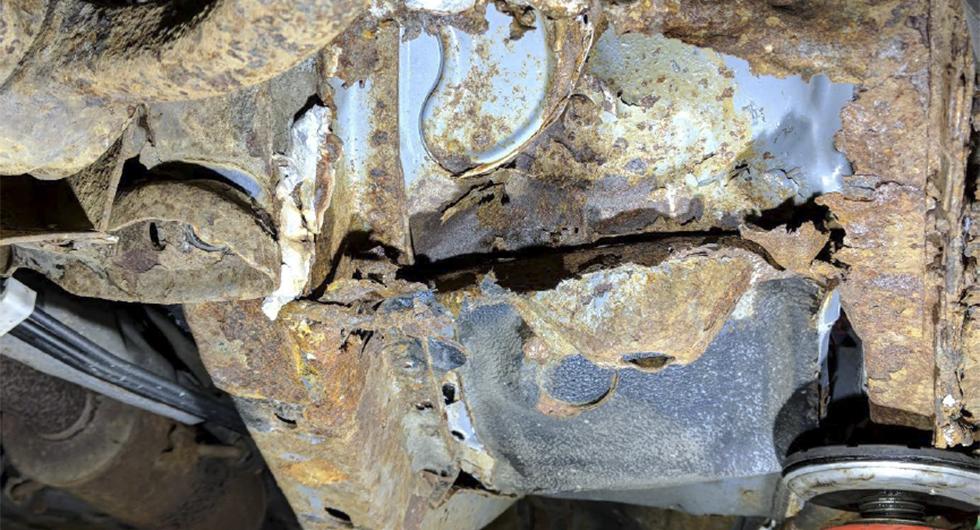 Den Mazda 6 som kördes i frontalkrockprovet hade kraftiga angrepp undertill. Tvärbalken bakom vänster framhjul var nästan helt bortrostad.