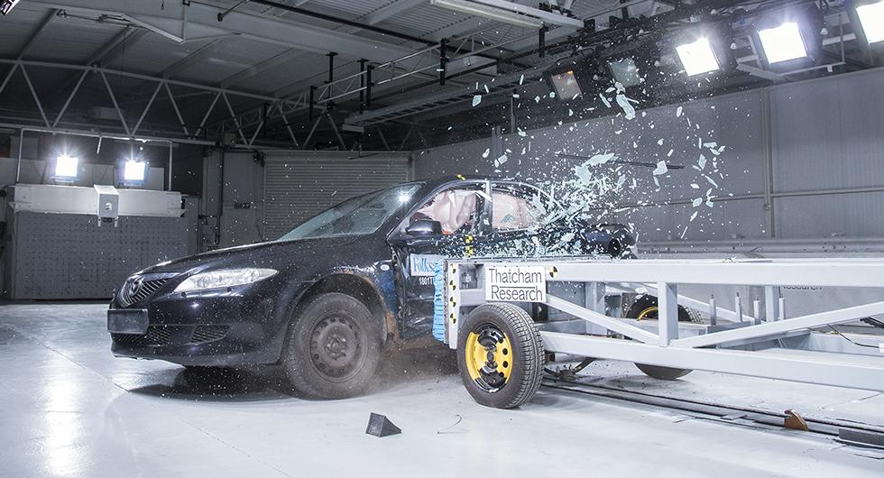 Den rostiga Mazda 6:an fick betydligt större inträngning i kupén jämfört med det ursprungliga testet från 2003 med en ny bil.