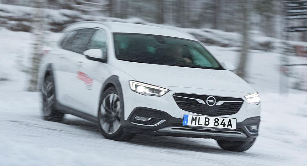 Redan i höst kan du börja se de nya regskyltarna i trafik. Obs, bilden är ett montage.