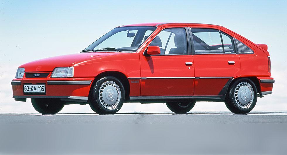 Bokstavskombinationen dök upp för första gången 1984. Kadett GSi var första bilen i klassen, med sina 115 hk, att toppa över 200 knutar (203 km/tim).