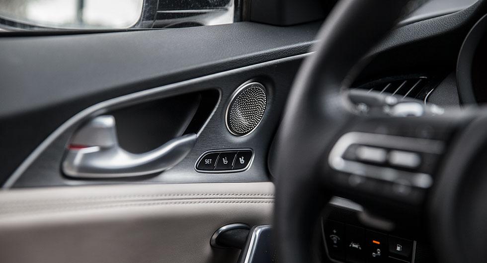 Kia har inspireras av en rad premiummärken i desigen. Högtalarna i dörrarna påminner om Mercedes.