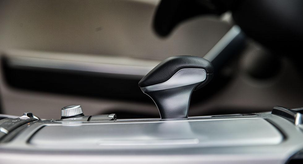 Den åttastegade automatlådan växlar snabbt och smidigt.
