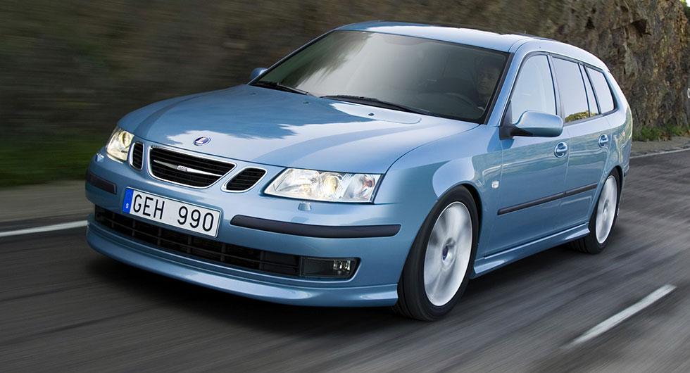 Frågeställaren äger en Saab 9-3 från 2006 och har märkt att ena framlyktan lyser svagare än den andra, trots glödlampsbyte.
