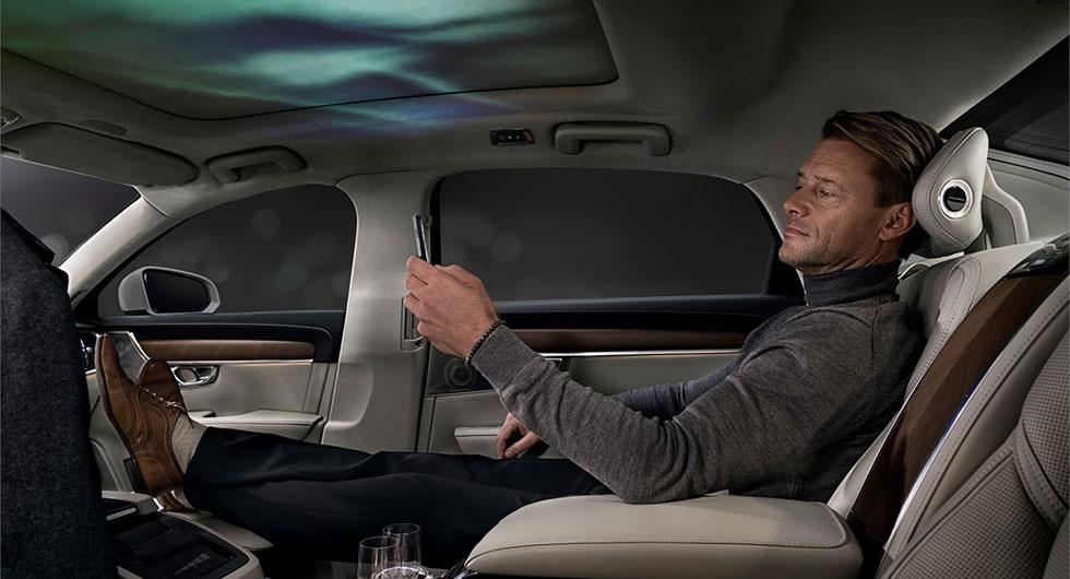 Norrsken i taket på Volvo S90