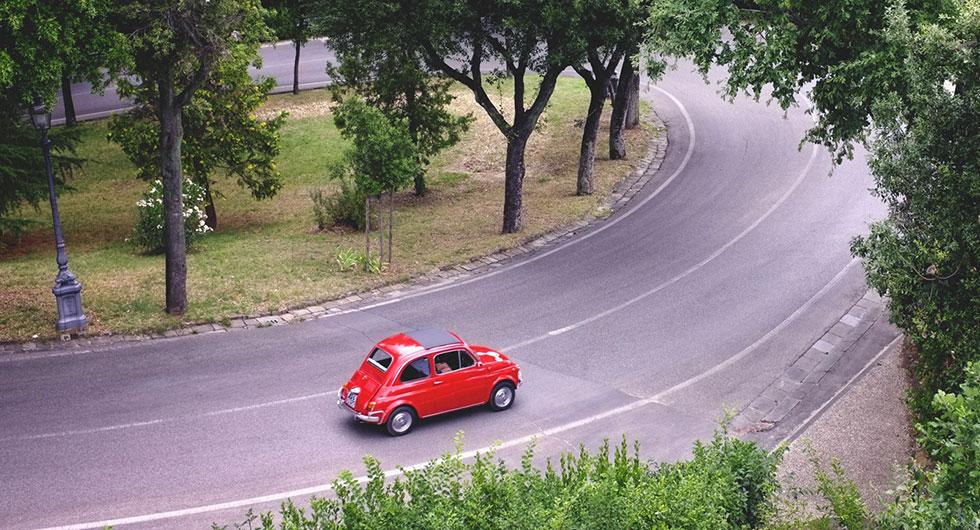 Frågeställaren ska bila i Italien i sommar och undrar vad man bör tänka på när man hyr bil utomlands.