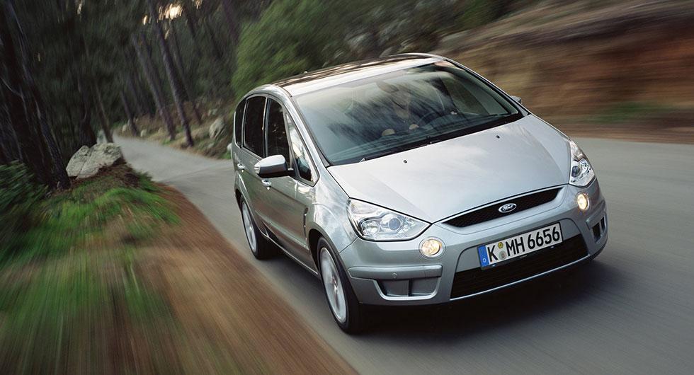 Frågeställaren har köpt en Ford S-Max från 2008 och har upptäckt problem med belysningen.