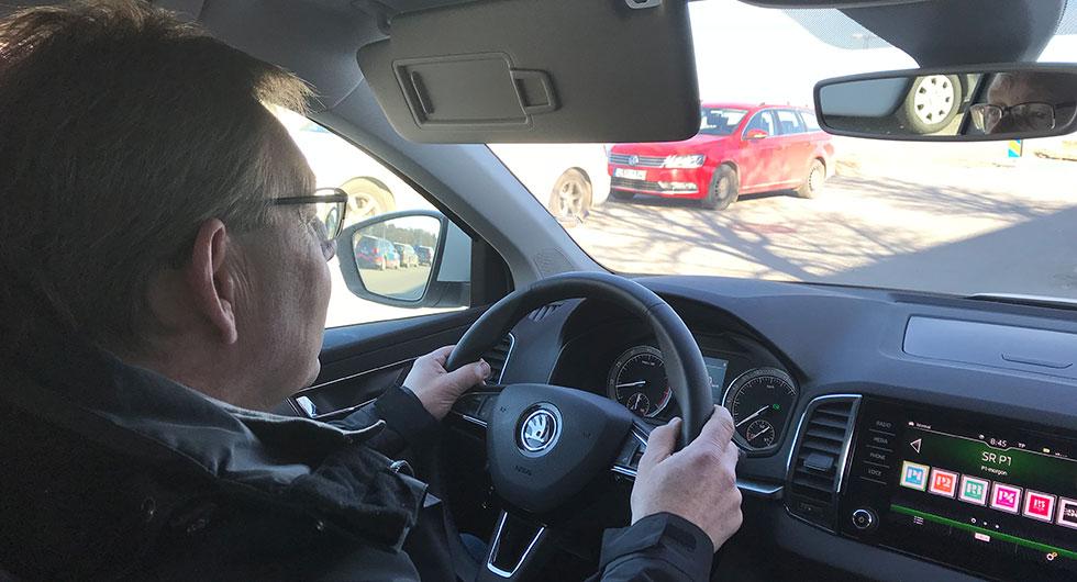 Solskydden i Karoq skyddar inte! Man får ofta de skarpa strålarna rakt i ögonen.