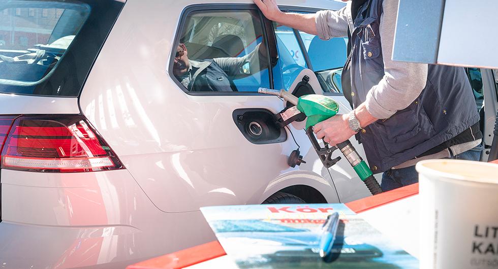Diesel och bensin över 16 kronor litern