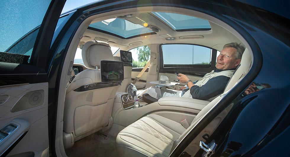 Ibland är biltestandet mer lustfyllt än vanligt. Inte minst när man får ta plats i baksätet på en lyxutrustad Mercedes S-klass. Här finns allt man kan begära – och lite till…