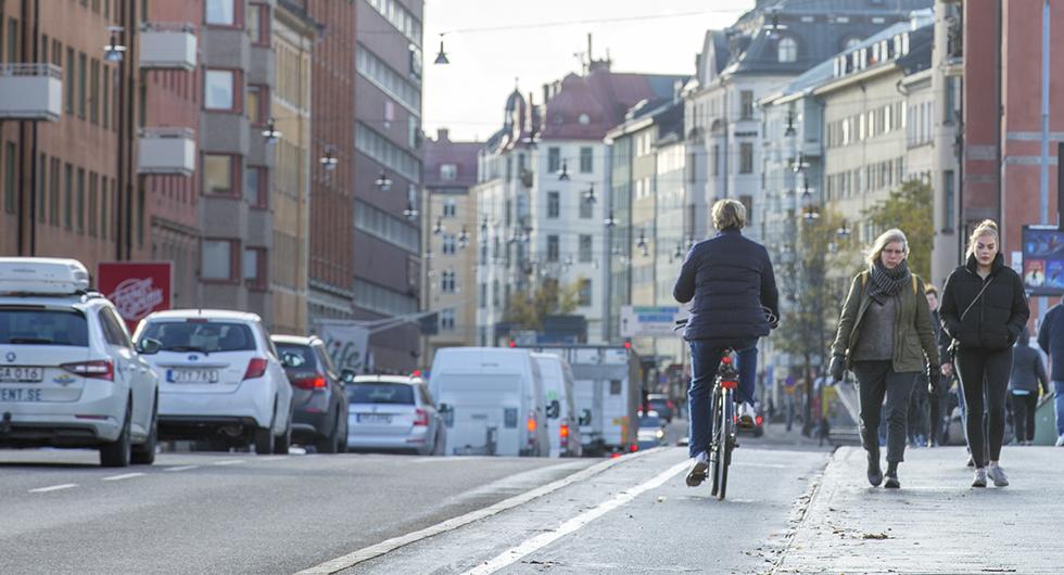 Från och med den 1 augusti blir det tillåtet att cykla ute bland bilarna – trots att det finns cykelbana.