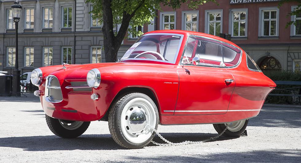 Nobe 100 beskrivs som den första bilen från Estland. Här visas den – fastkedjad – på Norra bantorget i Stockholm.
