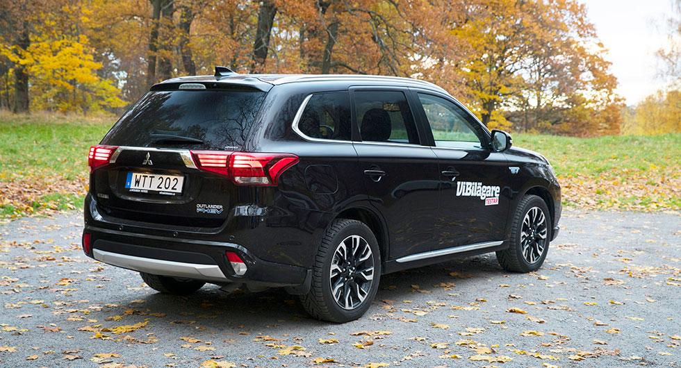 Frågeställaren äger en Mitsubishi Outlander av laddhybridtyp och undrar om elmotorn tar skada av att man lättar foten från bromspedalen så att el överförs fastän bilen står stilla.